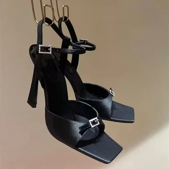 Женские босоножки, лето 2023, Новая мода, игольчатая пуговица со стразами, черные атласные римские туфли на тонком высоком каблуке с открытым носком.